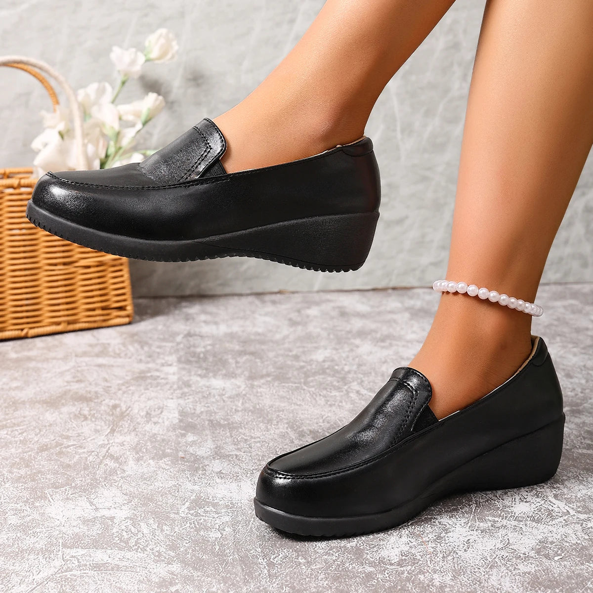 Zwarte sleehak mocassins voor dames, paar van opzij