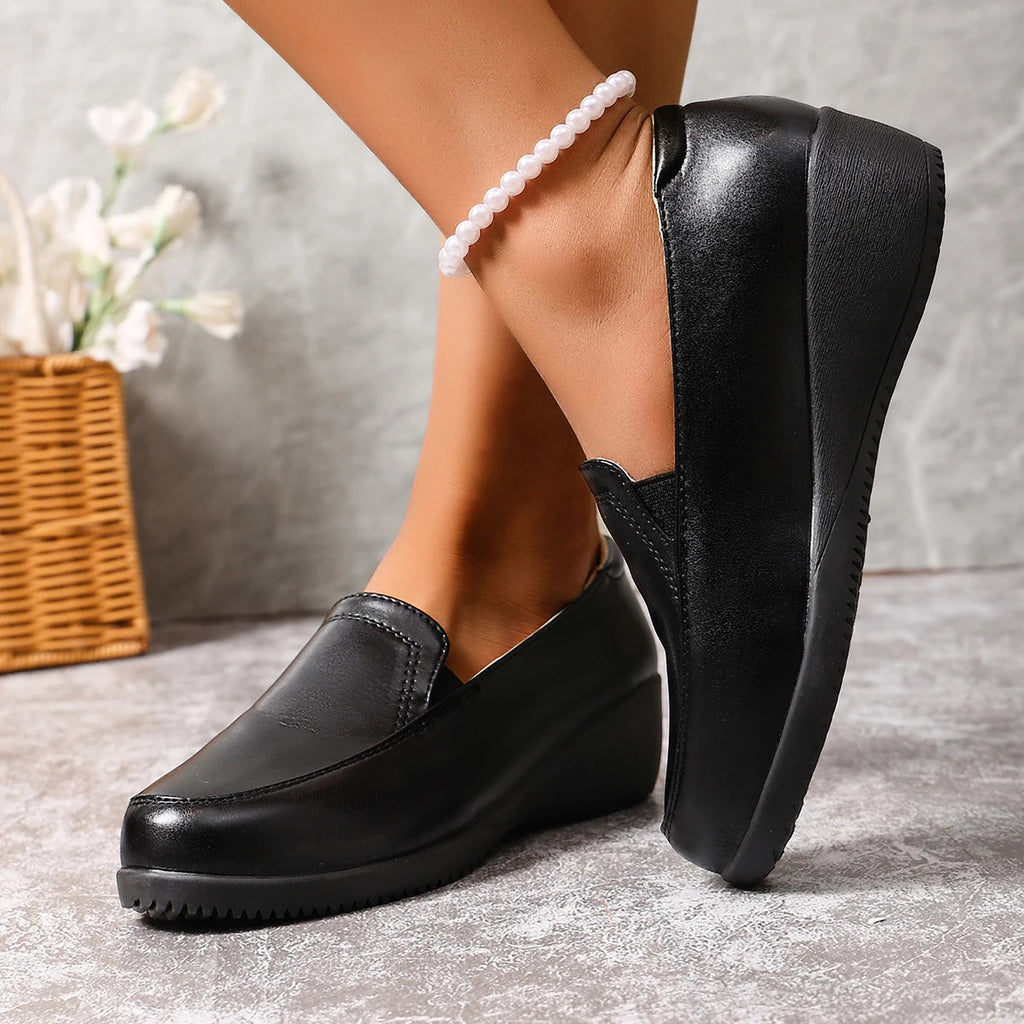 Zwarte sleehak mocassins voor dames, draagfoto