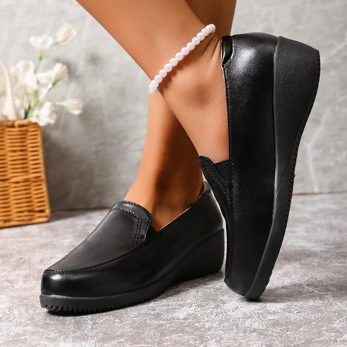 Zwarte sleehak mocassins voor dames, draagfoto