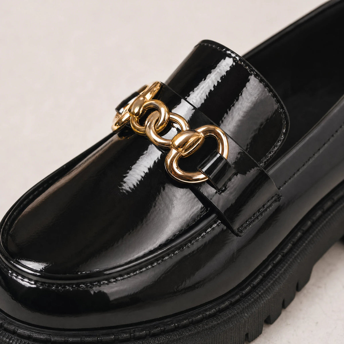 Zwarte plateauloafers met gouden kettinkje voor dames - afbeelding 3