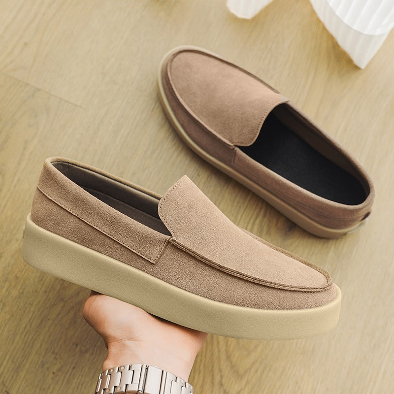 Zwarte suède loafer met dikke zool in taupe, close-up