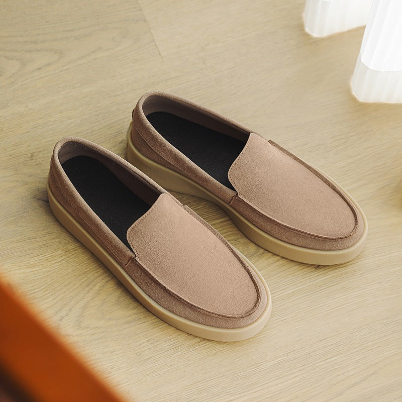 Zwarte suède loafer met dikke zool in taupe, detail van het materiaal