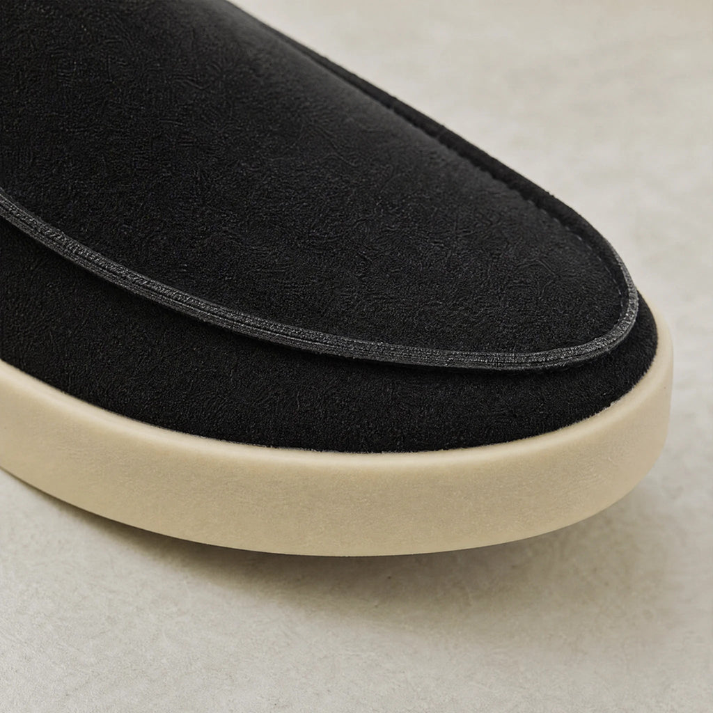 Zwarte suède loafer met dikke zool in taupe, zijaanzicht