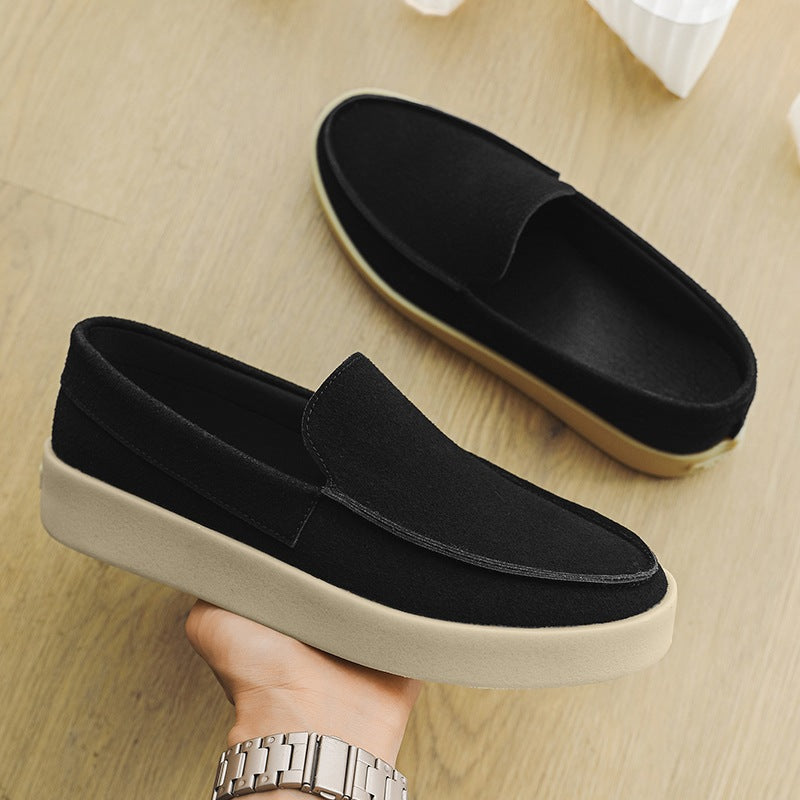Zwarte suède loafer met dikke zool in zwart, detail van de afwerking