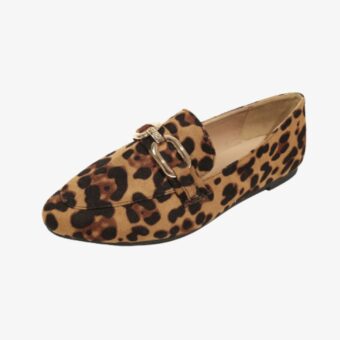 Tegen een lichte achtergrond, een loafer in profiel met een afgeronde vierkante teen in faux fluweel met luipaardprint en metallic gouden gespen op het bovenwerk. De buitenzool is plat en zwart.