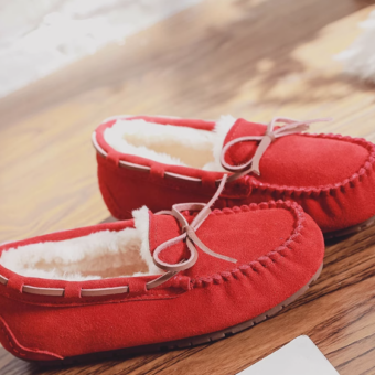 Foto van rood gevoerde suède loafer