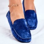 blauwe suède loafer gedragen door een vrouw