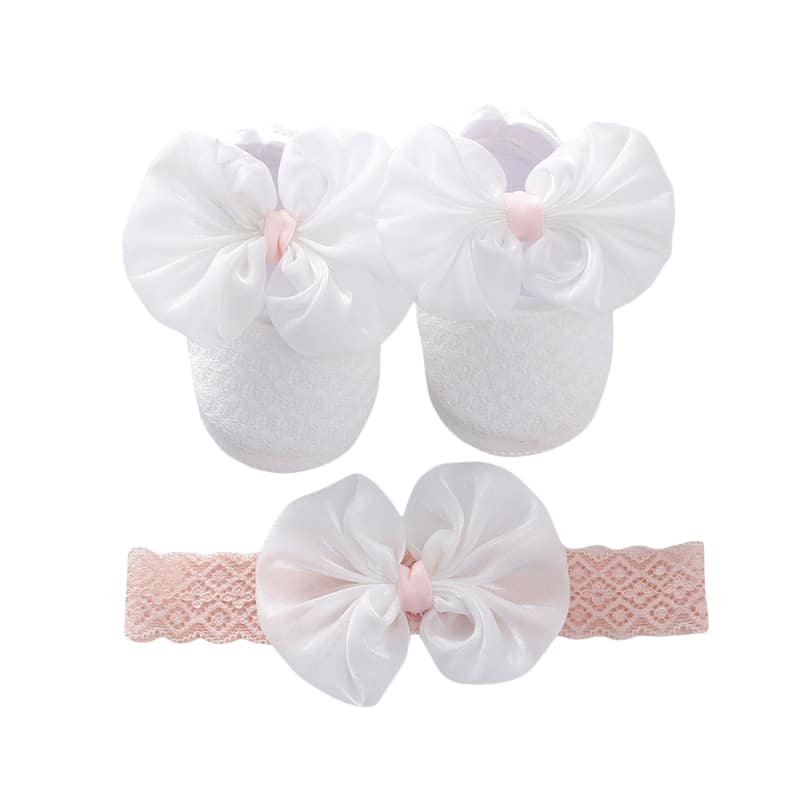 witte katoenen mocassin voor baby met een mooie strik aan de bovenkant en een bijpassende hoofdband