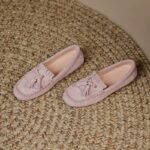 paar roze loafers met franjes