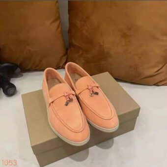 Vrouwelijke suède loafer