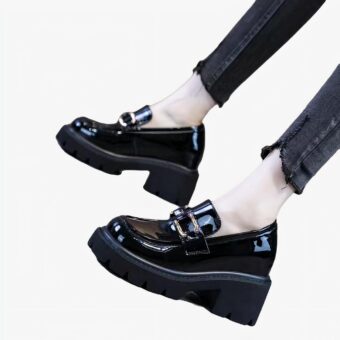 Lakschoenen met hakken en dikke zolen