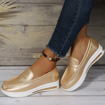 Sneaker-stijl sleehakken met glanzende details