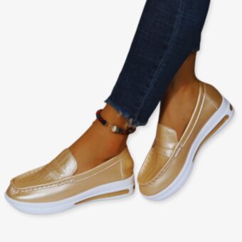 Sneaker-stijl sleehakken met glanzende details