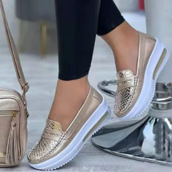 Foto van glimmende gouden wedge loafer sportschoenen