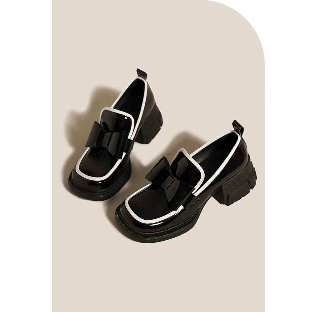 Platform loafers versierd met een prachtig zwart strikje voor dames met een beige achtergrond
