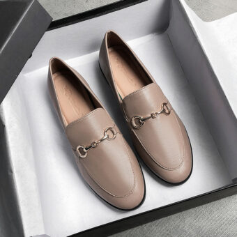 Leren slip-on loafers met gouden details voor dames met een schoenendoosbodem