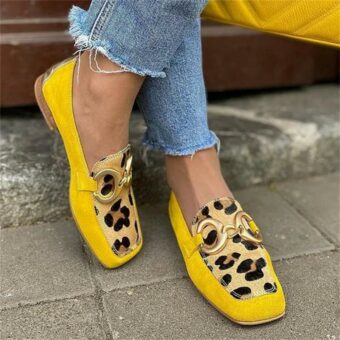 Vrouw op straat met jeans en gele en luipaard vierkante schoenen