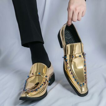 Luxe brogue-stijl gouden loafers voor heren met een witte achtergrond