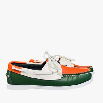Driekleurige oranje, groene en witte loafers op een grijze vloer in profiel