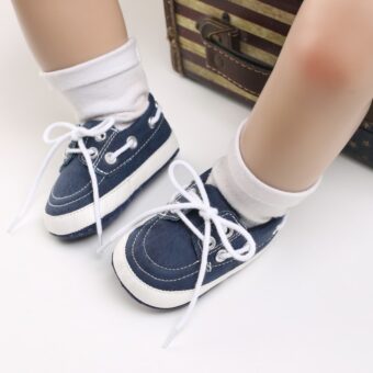 Babybenen met witte sokken en blauwe mocassins in bootstijl