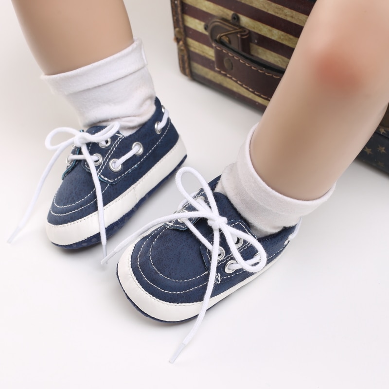 Babybenen met witte sokken en blauwe mocassins in bootstijl