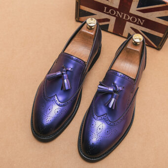 Metallic paarse heren loafers met kwastje, bruine achtergrond en vlag met het opschrift london