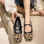 Mocassin style ballerine plate avec boucle sur le dessus