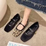 Mocassin style ballerine plate avec boucle sur le dessus