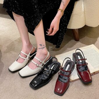 Mocassin style ballerine vernis avec deux boucles sur le dessus du pieds et une boucle au talon