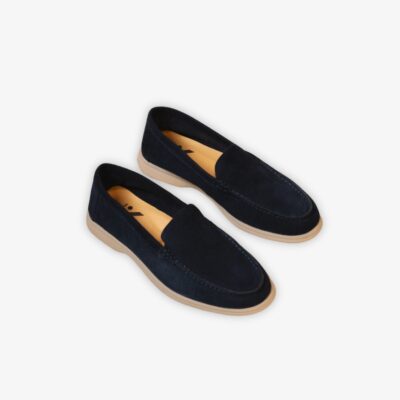 mocassin yacht bleu posé au sol sur un fond beige