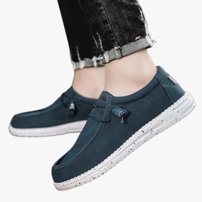 Mocassins en simili cuir bleu avec une semelle blanche avec des petites taches noir