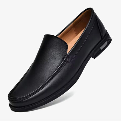 Een zwarte casual herenloafer van leer op een effen witte achtergrond