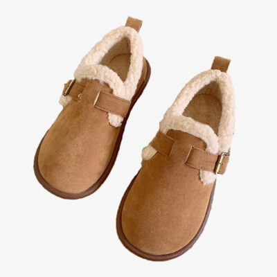 Paar camel loafers in clogs-stijl voor dames met gesloten hiel, op witte achtergrond