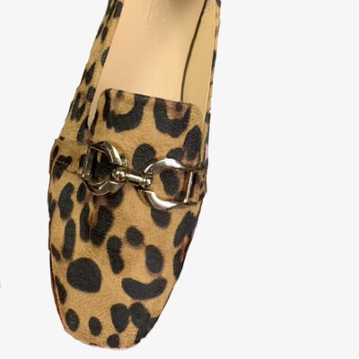 Loafers met luipaardprint en ketting voor dames met een metalen detail