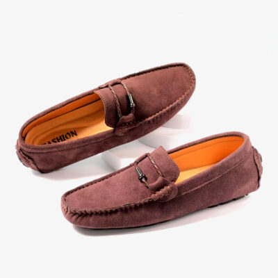 Foto van een paar bruine bootsloafers van suède voor heren op witte achtergrond