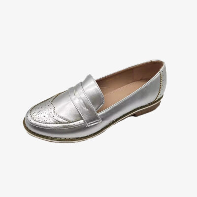 Een zilveren chique loafer voor dames die comfort en stijl biedt op een effen witte achtergrond