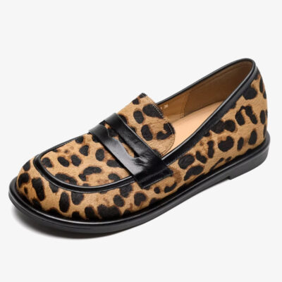 Foto van een zachte leren loafer met luipaardprint op witte achtergrond