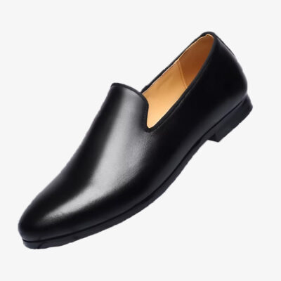 Een minimalistische loafer voor heren in zwarte kleur op een effen witte achtergrond.