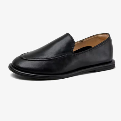 Foto van een slipper loafer van leer voor dames op een witte achtergrond