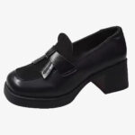 Platform loafer met vintage hak in het zwart op een witte achtergrond