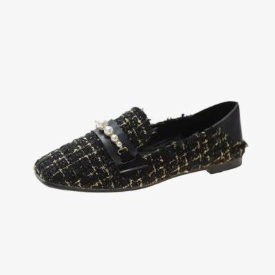 Zwarte loafers van tweed met pareldetail op een witte achtergrond