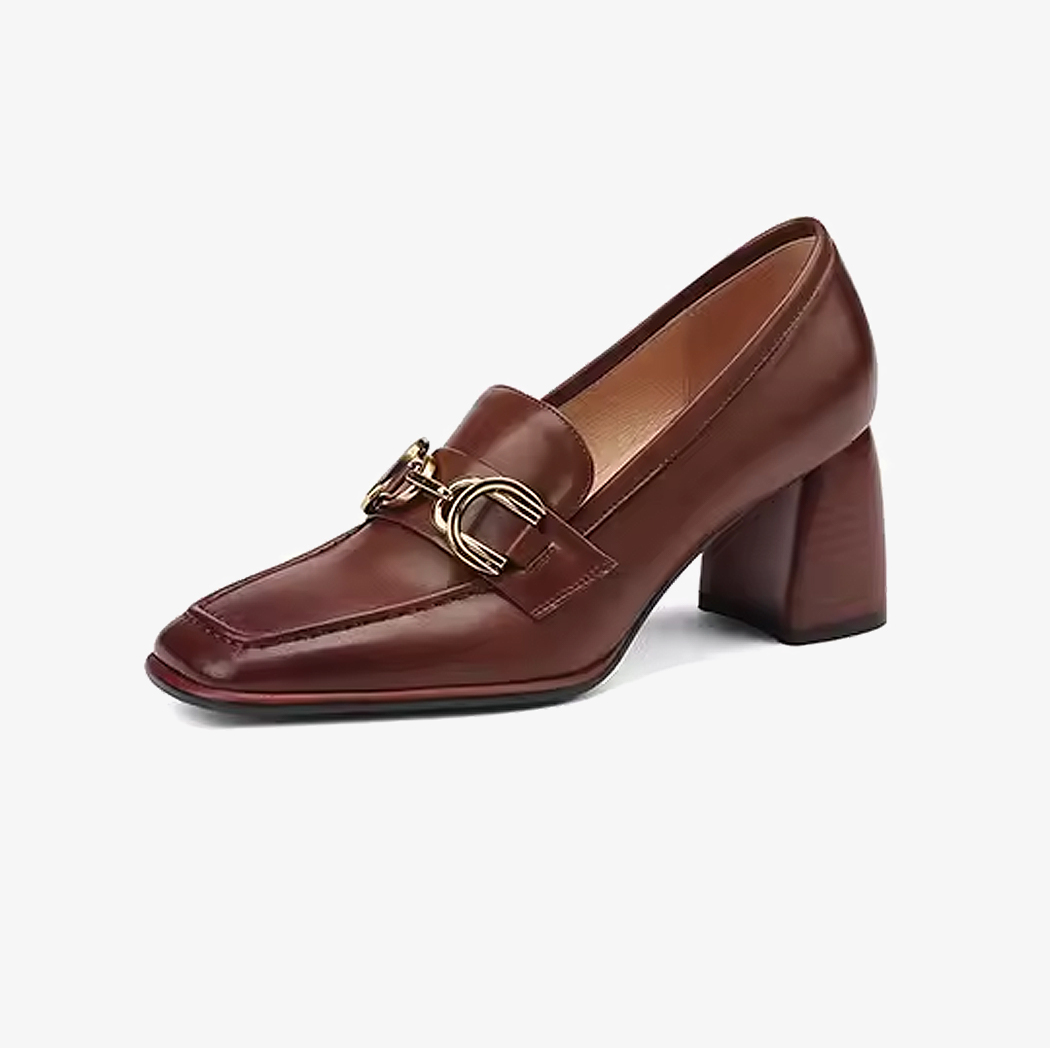Een bruine leren loafer met hak in vintagestijl voor dames op een effen witte achtergrond